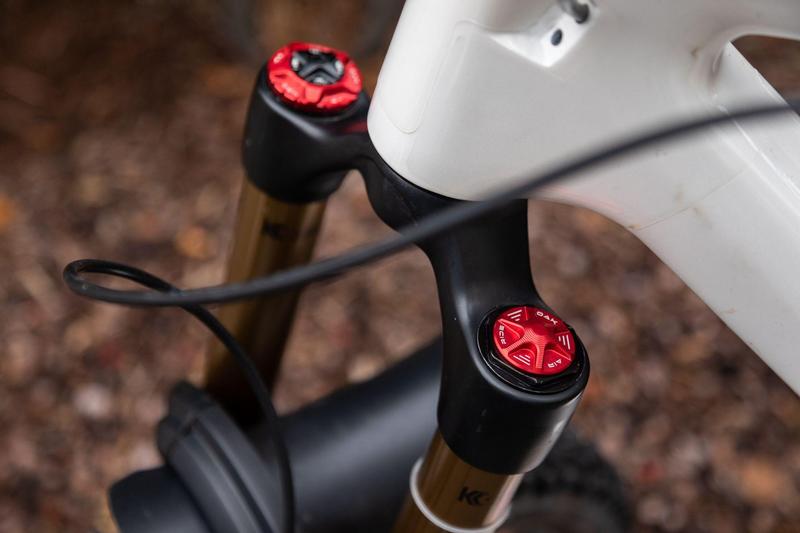 Oak Components Forkcap Air, Red (Fits suspension fork air valve)
