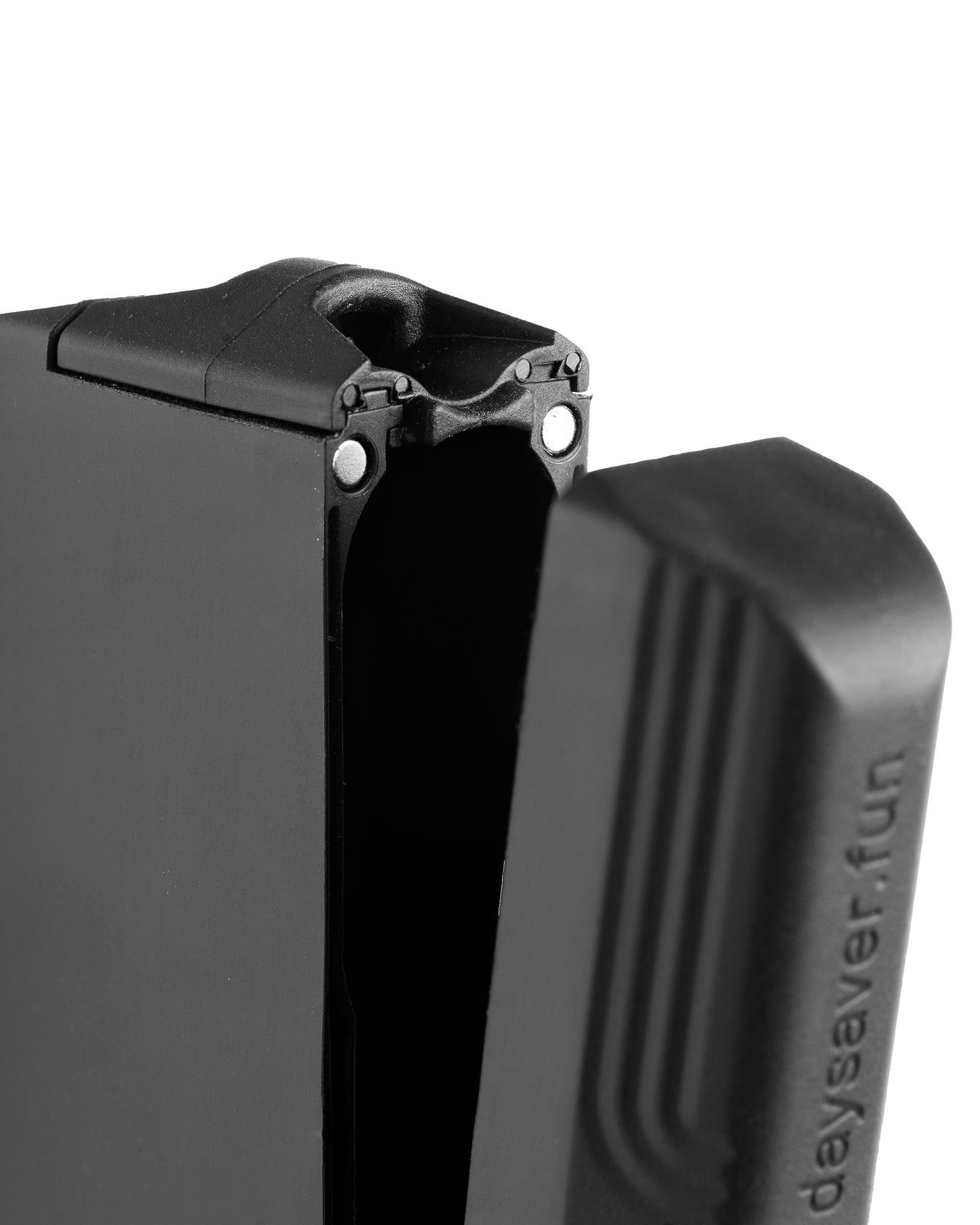 Daysaver Protection Case Guard detail magnets