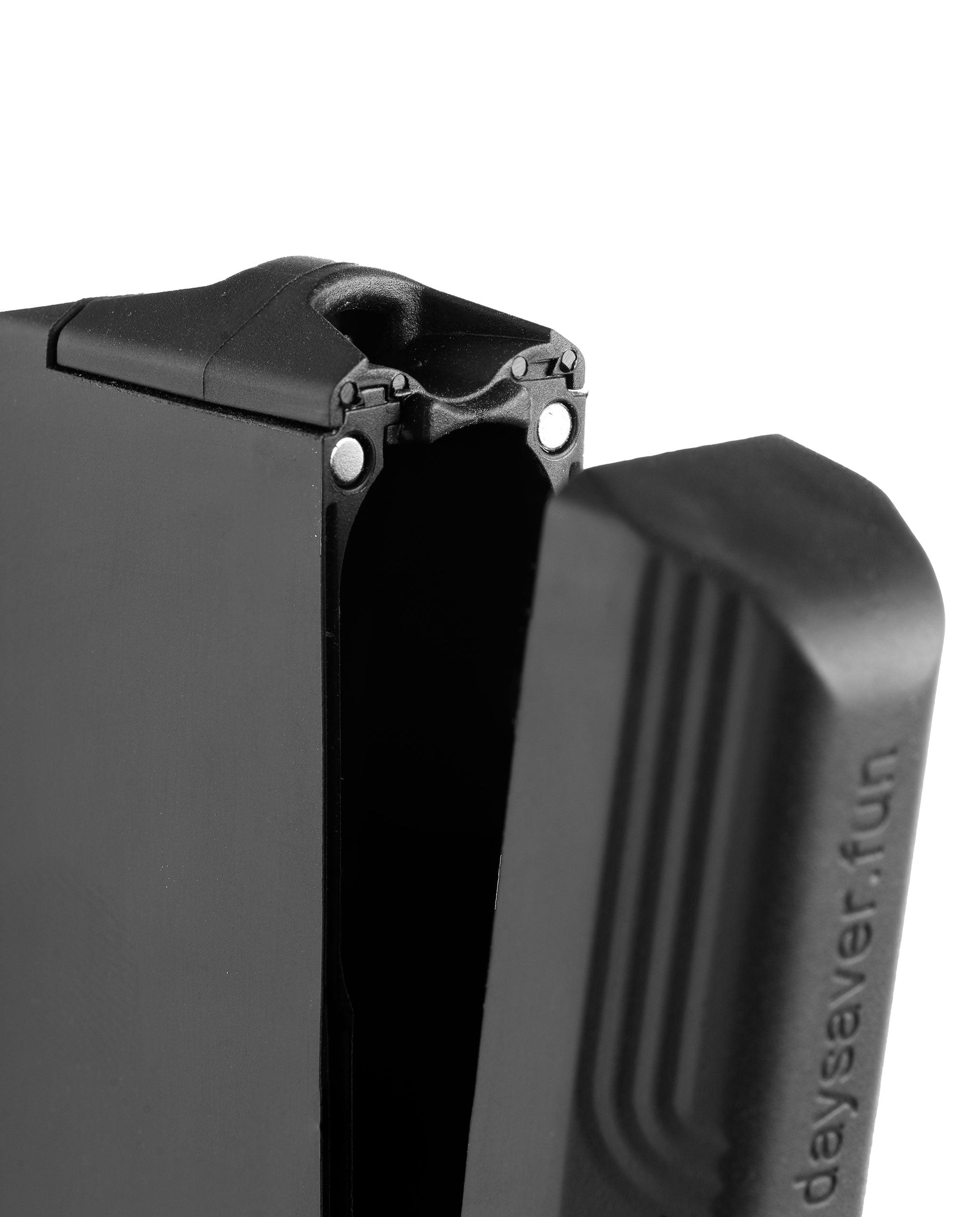 Daysaver Protection Case Guard detail magnets